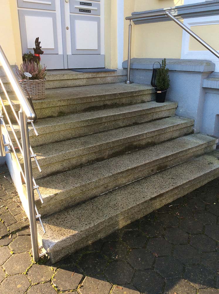 Bild: Außentreppe aus Terrazzo beschädigt und verwittert vor der Steintepppichverlegung durch Naturstein Biermann