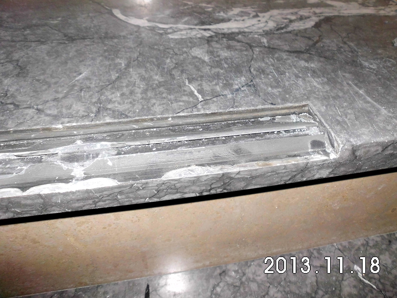 Bild: Tekoschienen, PVC Trittsicherheitskante, Reparaturkante 511 oder Olbrich 310 während dem Austausch durch Naturstein Biermann