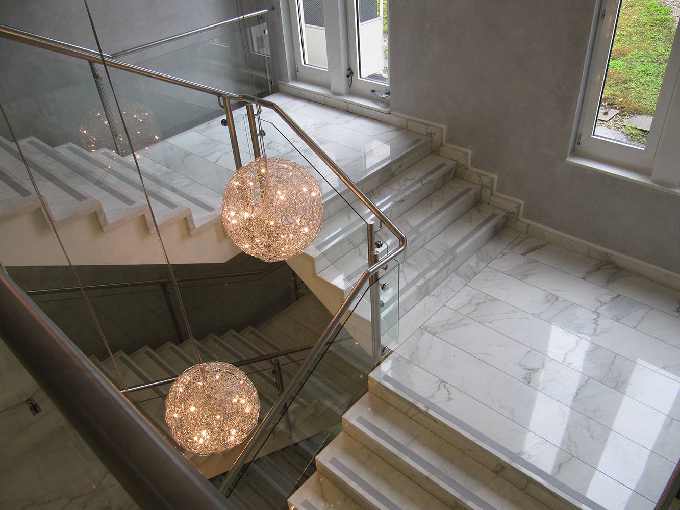 Bild: Marmor im Treppenhaus der Nationalbank Essen geschliffen und poliert durch Naturstein Biermann