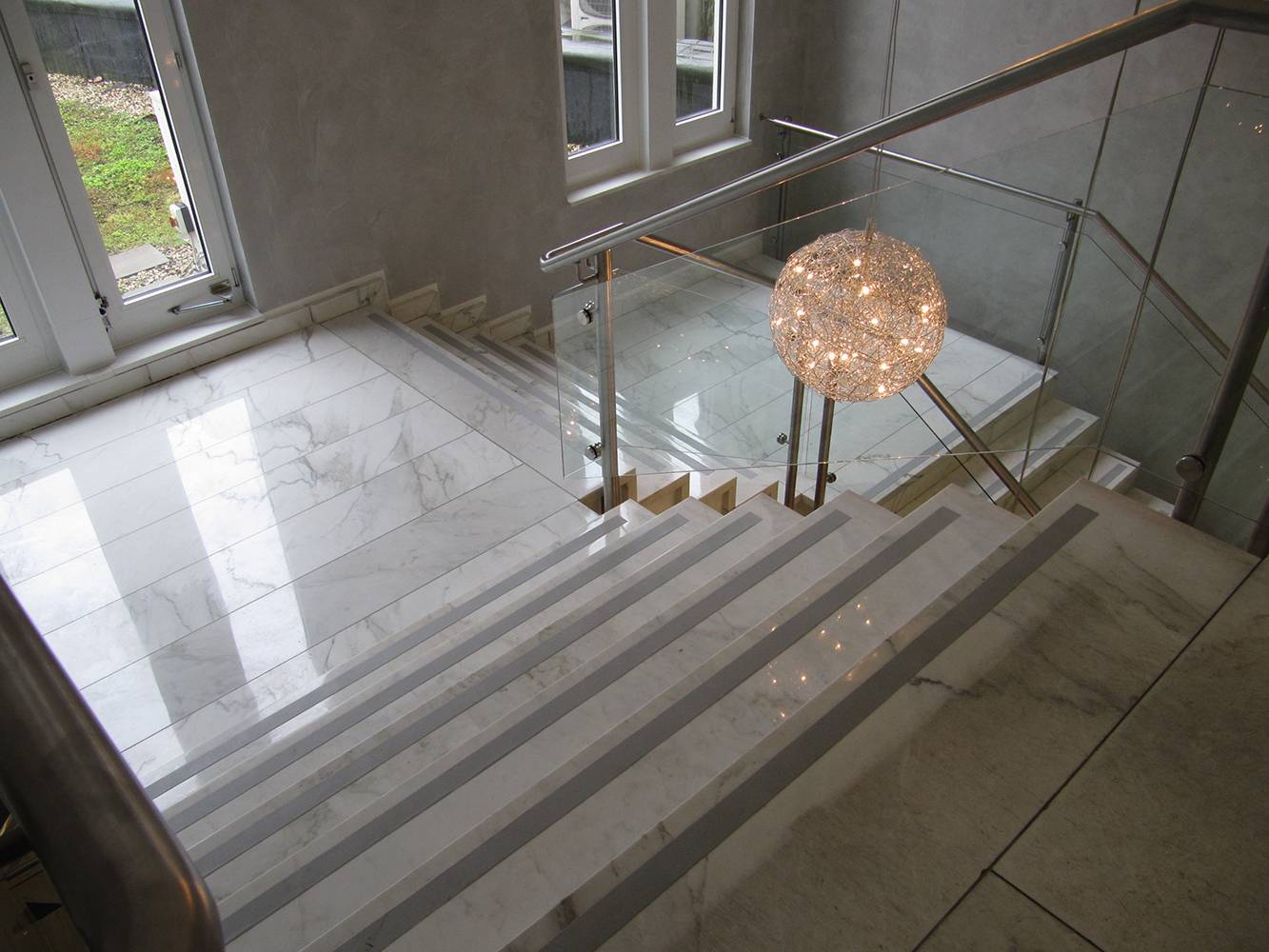 Bild: Marmor im Treppenhaus der Nationalbank Essen geschliffen und poliert durch Naturstein Biermann