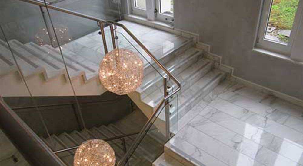 Bild: Marmor im Treppenhaus der Targobank Essen nach der Oberflaechenveredelung durch die Kristallisation von Naturstein Biermann