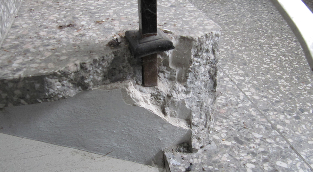 Bild: ausgebrochene Stufe aus Terrazzo vor der Reparatur durch Naturstein Biermann