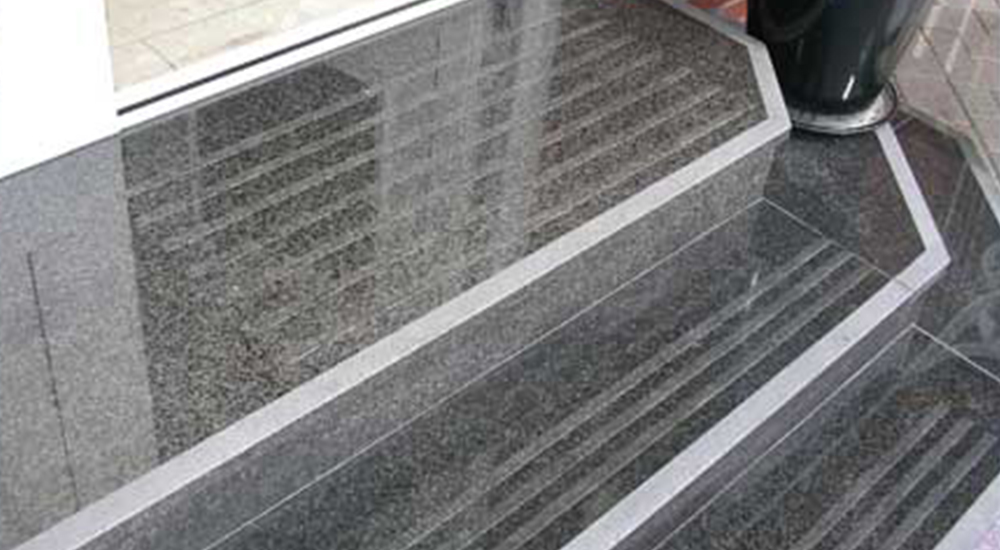 Bild: polierter Granit im Außenbereich, Trittsicherheit durch Anti-Rutsch-Streifen von Naturstein Biermann