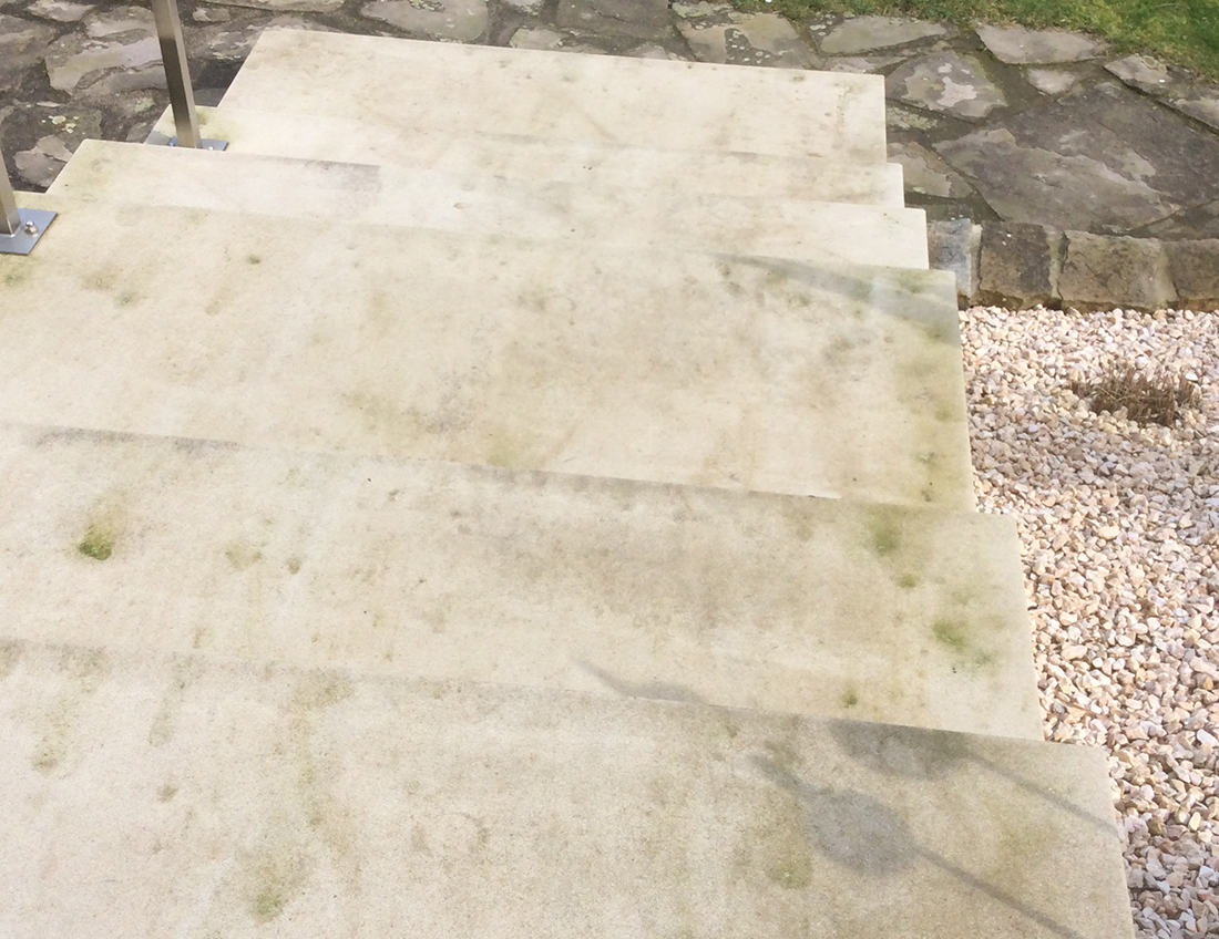 Bild: Sandsteintreppe im Außenbereich vor dem Kugelstrahlen von Naturstein Biermann