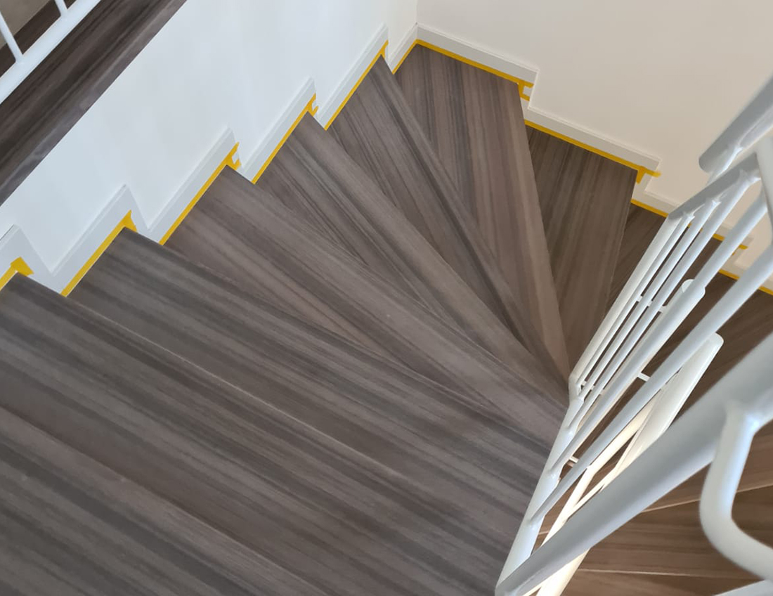 Bild: Treppe aus Kunststein in Holzoptik aufgearbeitet durch Naturstein Biermann