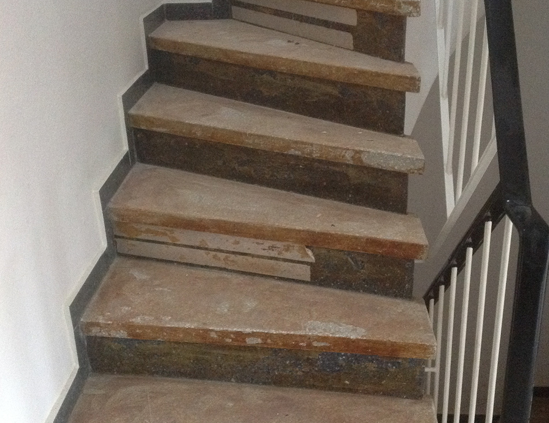 Bild: Treppe aus Terrazzo vor der Kleberentfernung durch abschleifen der Oberfläche von Naturstein Biermann