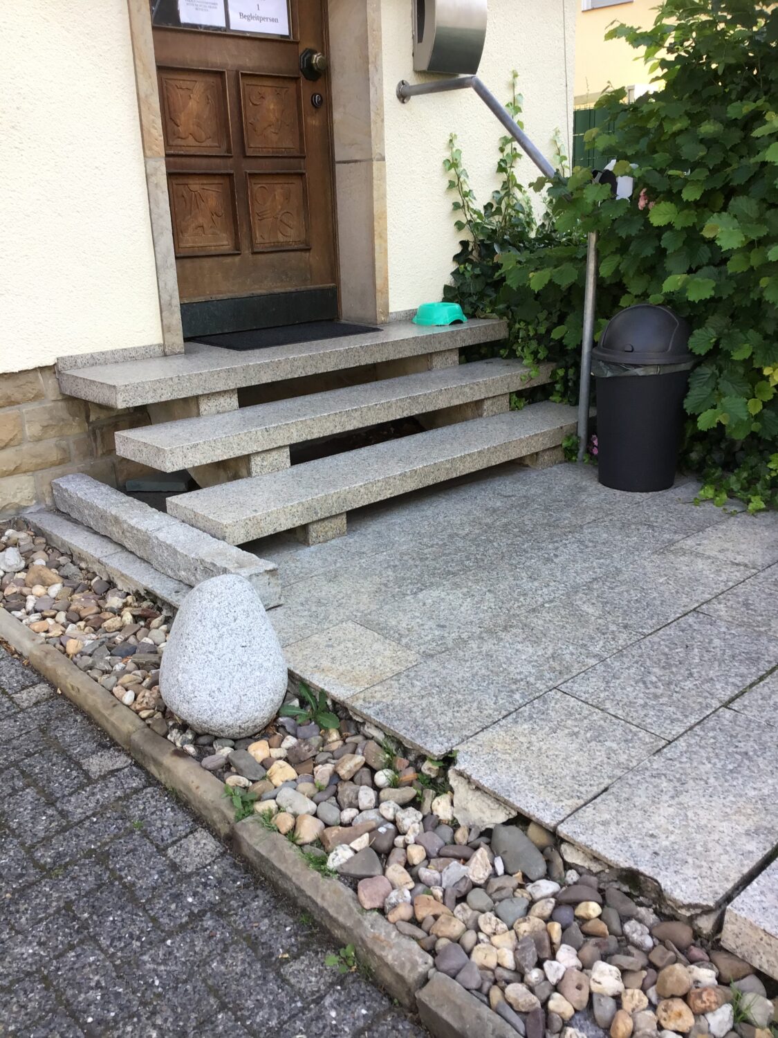 Blld: Außentreppe vor der Steinteppichverlegung durch Naturstein Biemann