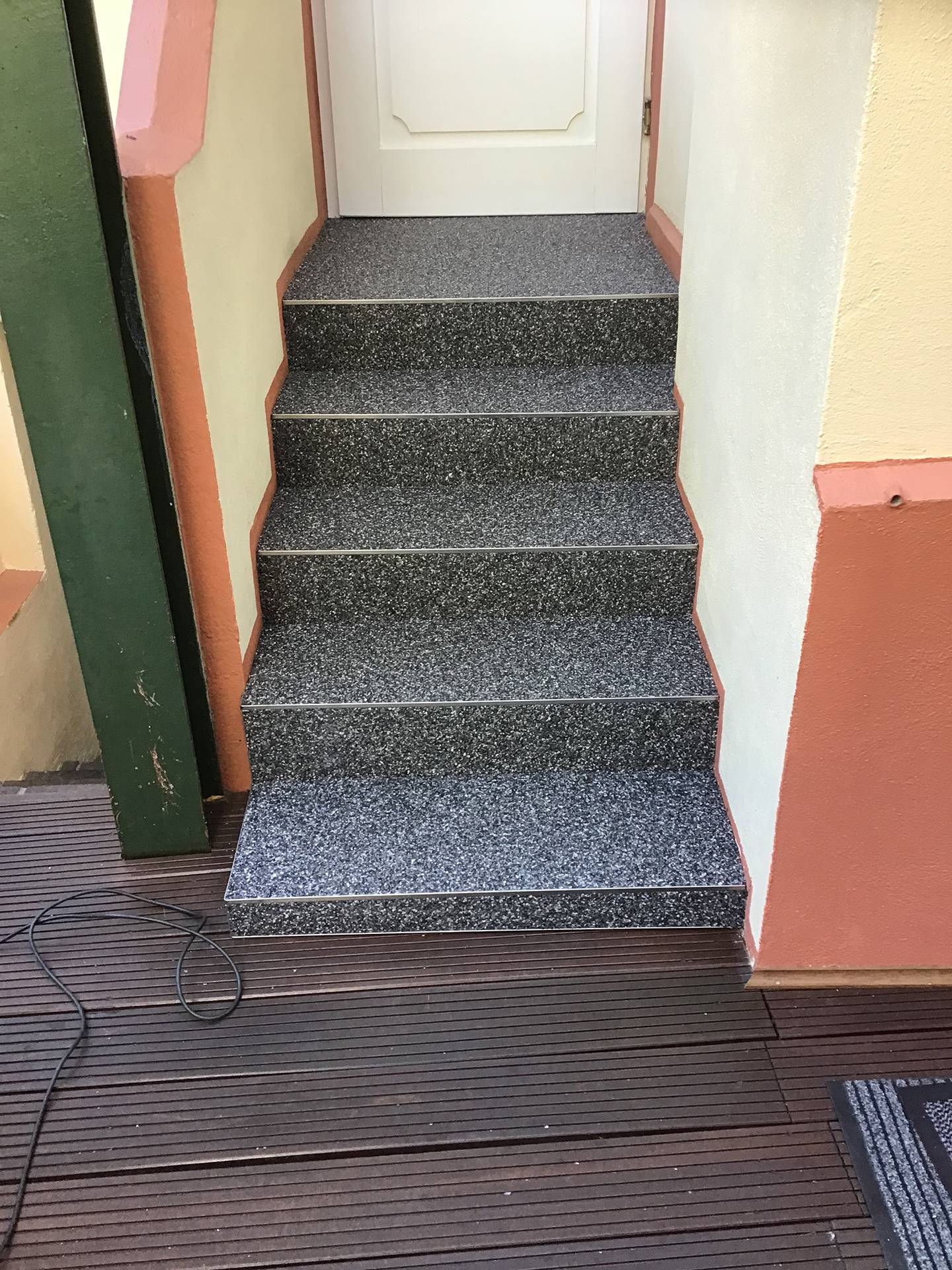 Bild: An einer Außentreppe wurde Steinteppich verlegt durch Naturstein Biermann.