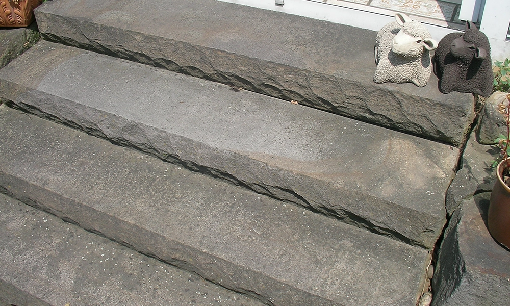 Sandsteintreppe vor der Außentreppensanierung durch Naturstein Biermann.