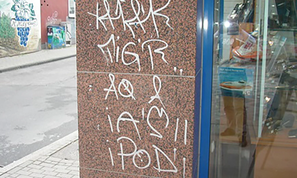 Granitfassade vor der Graffitientfernung in Deutschland durch Naturstein Biermann - Vorher