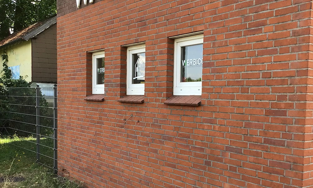 Klinkerfassade nach der Graffitientfernung in NRW durch Naturstein Biermann - Nachher