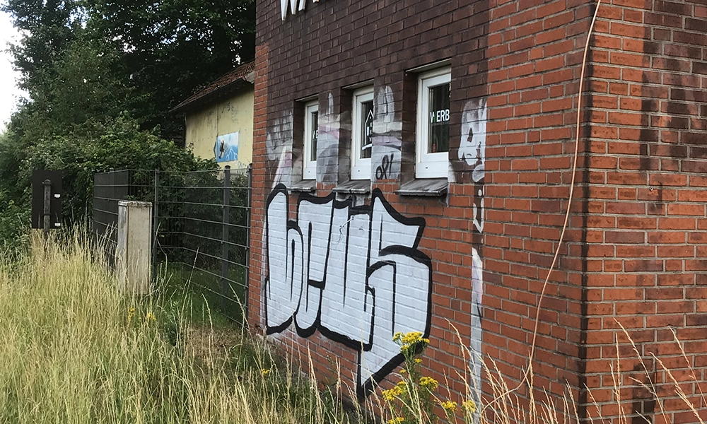Klinkerfassade vor der Graffitientfernung in NRW durch Naturstein Biermann - Vorher